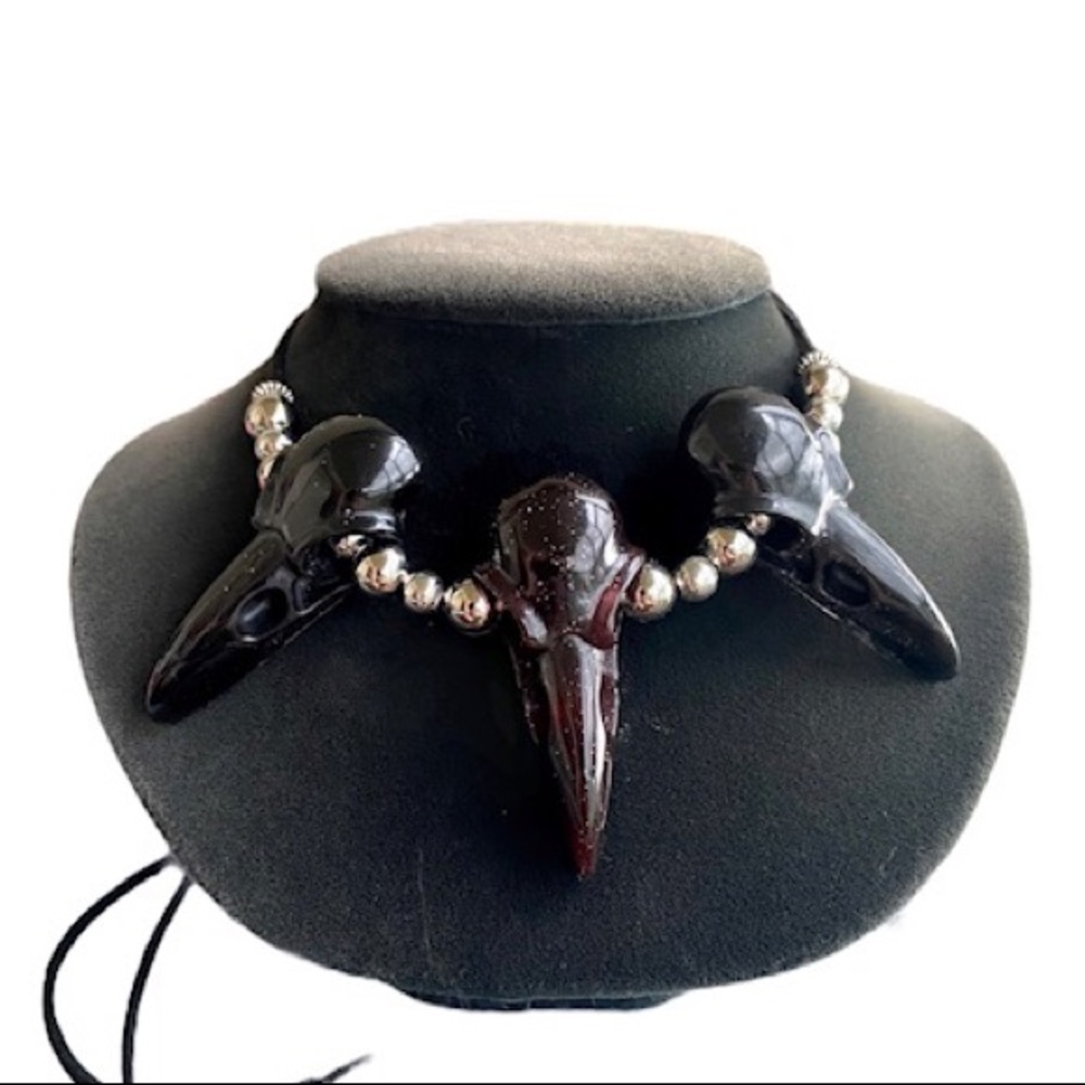 Black & red resin raven skull black suede necklace - Picture 7 of 10